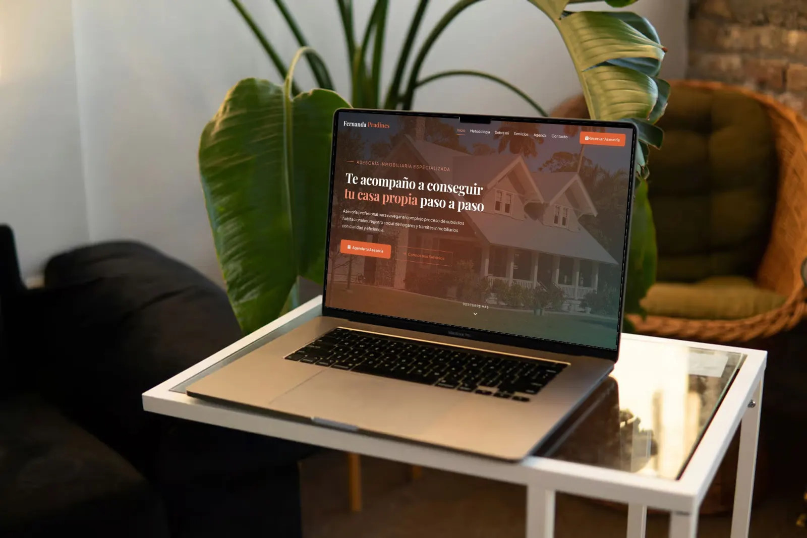 Portada de eligetuvivienda.cl en un MacBook: te acompaño a conseguir tu casa propia paso a paso
